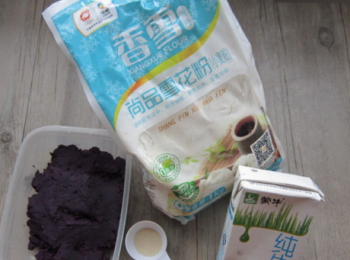 step1: 準備好麵粉、牛奶、酵母、紫薯泥。