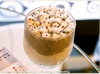 step5: 最後將切成塊狀的火龍果，鋪滿在黑木耳米布丁上層即可。