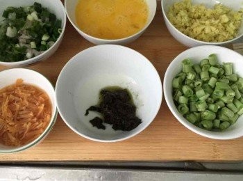 step1: 先備料：蔥、豆角洗淨切粒，薑刨皮切成米狀，欖菜切碎，瑤柱浸水蒸軟流水，蛋打散