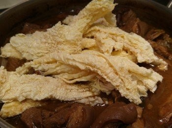 step10: 水波爐攞出羊腩, 枝竹渣乾水後加入羊腩煲內, 請用明火翻滾後蓋蓋再放回水波爐，按不需預熱過熱水蒸氣100度30分鐘。