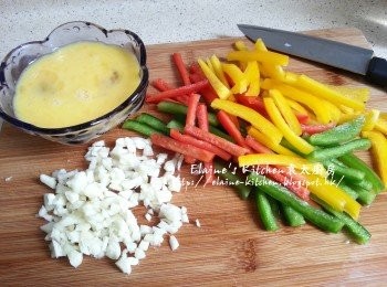 step3: 三色椒去籽切條 , 蒜頭去衣切細粒 , 雞蛋打成蛋液