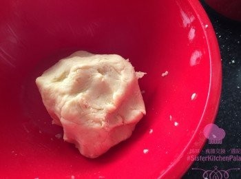 step2: 將麵粉混合物倒入一個大碗，加入果醬，用手搓均成粉團