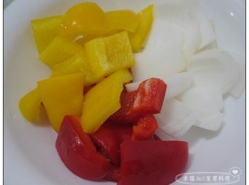 step1: 洋蔥、甜椒及鳳梨切塊備用。