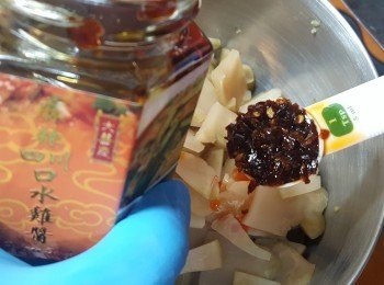 step5: 將所有<span class="group_2">調味料</span>，榨菜片及腎片拌勻。