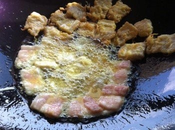 step2: 從冰箱取出退冷，加入所有粉料，充分的攪拌均勻。
取出鍋加入適量的食油，把花肉一片一片的下鍋油炸。