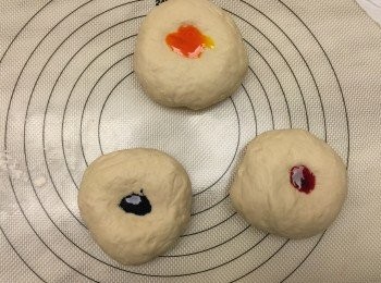 step2: 分成三等分，揉成圓形，中間按下一個凹洞，滴入色素