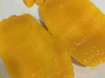step5: 將芒果去皮切開兩塊果肉, 再切細粒備用
