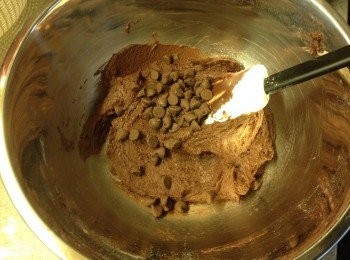 step4: 用膠刮攪勻後加入朱古力粒攪勻