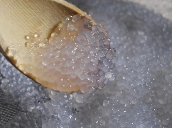 step2: 用水沖西米幾次，可令西米不黏在一起，瀝乾水份備用