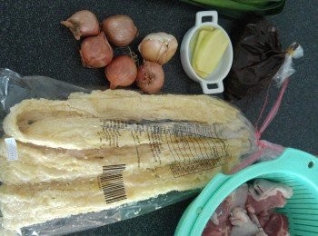 step1: 枝竹用水浸軟和切段, 乾蔥和蒜頭去衣和略為拍扁. 大蒜切段。