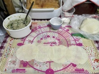 step1: ♢蔥及芫茜切碎，與調味料加入鯪魚肉拌勻備用
♢準備一小杯水作濕餃子皮邊用

餃子皮放平，右側邊緣位置沾上水後與另一張餃皮的邊緣重疊，重復此步驟(視乎製作玫瑰大小)