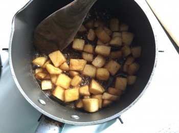 step1: 蘋果去皮，切粒。  加上糖、肉桂粉、豆蔻，煮大約8-10分鐘，直至蘋果稔身。（可隨個人喜好調校自己喜愛嘅味道，例如甜度、肉桂嘅份量）

煮好之蘋果餡料，放涼至室溫備用。