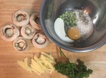 step1: 蘑菇清裡後倒放，挖出梗。 批薩起司切細絲。巴西里葉用可食用水洗淨瀝乾後切碎備用。