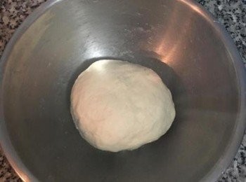 step2: 攪拌到沒有液體後，用手下去揉成團；揉到原料都混勻即可,然後用保鮮膜蓋好放到冰箱冷藏30~45分鐘.(如冬天室溫冷,則不需要冷藏)