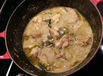 step5: 依序加入綠咖哩醬及少許椰漿一起拌炒出香味。