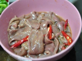 step1: 將豬肝清水稍微沖洗去血水，將入少許香由、油膏、辣椒拌一下醃漬約5分鐘