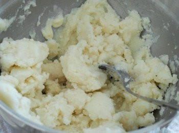 step1: 先將馬鈴薯去皮 （300克），放入一煲水內，用中火煮至馬鈴薯全熟，瀝乾水份，再壓成薯蓉