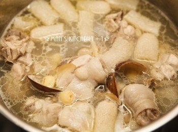 step5: 最後將竹笙與蛤蜊倒入煮熟，起鍋前在加入米酒與鹽巴調味就完成了。