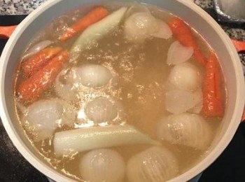 step3: 湯滾後，用鹽、白胡椒粉和雞粉或香菇精調味，並維持中小火繼續熬。