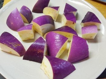 step2: 將茄子放在平碟上，掃上少許油份於茄子上。