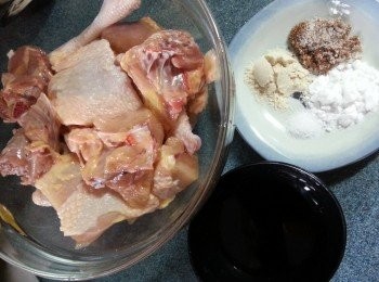 step1: 雞洗淨後斬件,用醃雞料醃1小時以上待入味