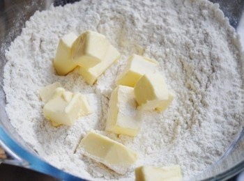 step2: <span class="group_2">金寶</span>crumble做法：將麵粉及糖拌勻，下切小塊的牛油