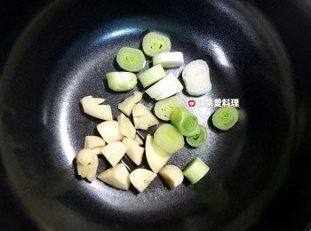 step3: 鍋中放麻油、蒜頭碎、1/2蒜苗白，開中火爆香。