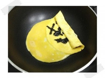 step7: 倒入些許蛋液~~把另一半補起來!!