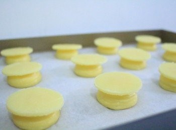 step6: 脆皮扣出比泡芙麵糊稍大的圓形，放在麵糊上。