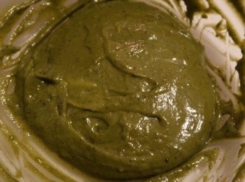 step3: 將融化奶油、鮮奶倒入，並分次加入過篩麵粉，將抹茶蛋黃糊拌至均勻無明顯顆粒，可用電動打蛋器低速輔助。