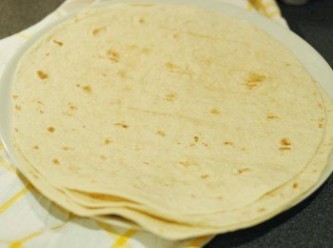 step1: 將Tortilla 薄餅放在平底鑊或微波爐加熱