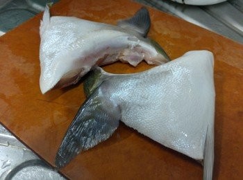 step1: 油甘魚較解凍,  沖淨,抹乾 （ 不用去鱗）