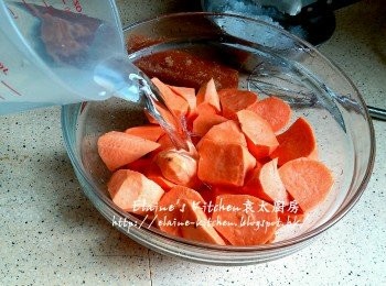 step9: 蕃薯去皮切件 , 蕃薯放入大碗內加水浸過面靜待10分鐘