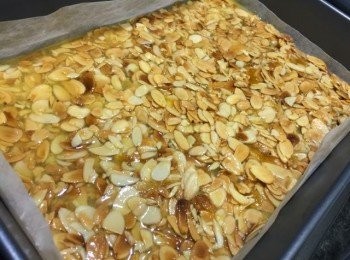 step3: 將混合物倒入焗盆內，用匙背輕力推平成為薄層。