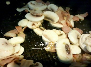 step3: 中火下牛油燒熱鍋，炒香蒜蓉後加入煙肉炒至開始出油，轉大火加入磨菇同炒至軟身，加入海鹽及黑胡椒調味