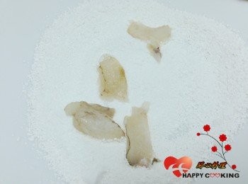 step2: 一顆顆沾上乾地瓜粉(不要有水分)