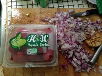 step1: 1)車厘茄切半, 洋蔥及蒜切粒