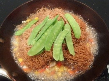 step12: 放入米粉及碗豆。