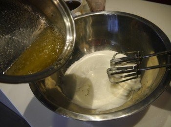 step6: 糖水緩緩倒入打發的蛋白中。並繼續打發。