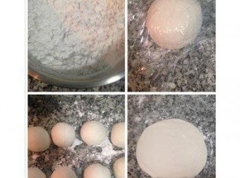 step3: 取一鍋準備和麵，先下滾水，邊用筷子邊攪，儘量讓麵粉都能接觸到滾水，接著放冷水，攪拌到沒水份後改用手揉麵，成型後倒在工作檯上，灑些乾粉，輕鬆的揉麵，揉到均勻即可滾圓並用保鮮膜蓋住，鬆弛5分鐘。接著分成8份，滾圓後沾些乾粉，桿成圓形，不要桿太薄，否則包餡容易破。