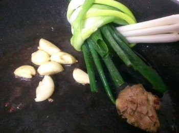 step4: 利用剩下的油爆蒜頭~薑~葱