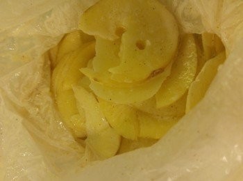 step1: 先用刀切片最好唔切斷,但最好厚度差不多。用膠袋袋住生粉,水和油攪勻後,將薯片加入生粉漿內搖勻。