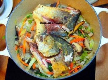 step19: 將煎過的鯧魚放到湯裡面來一起燉煮。
