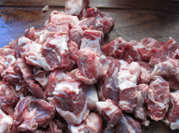 step1: 牛腩切塊，不要切太小。