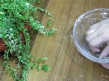 step2: 室溫軟化無鹽奶油+細砂糖先拌合 然後加入已事先過篩低筋麵粉 以攪拌刮棒切壓至無粉末狀態 再用手幫助按壓成團 成團的脆皮滾成圓柱狀 保鮮袋封好，放冷藏方便後續運用