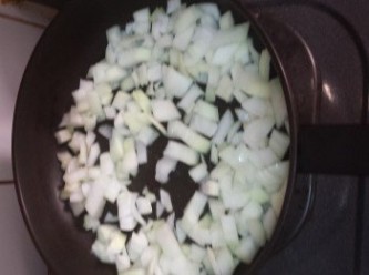 step2: 先將洋蔥粒用平底鍋爆香至5成熟