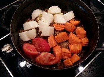 step10: 放入<span class="group_2">根莖類</span>蔬菜,由於燉煮後蔬菜會釋放出水份及鮮甜滋味,此料理並不需再加任何的糖做調味喔!煮滾後蓋上鍋蓋,轉小火燉煮約60分鐘。過程中需開蓋稍微拌炒一下,讓所有<span class="group_1">食材</span>都能入味。