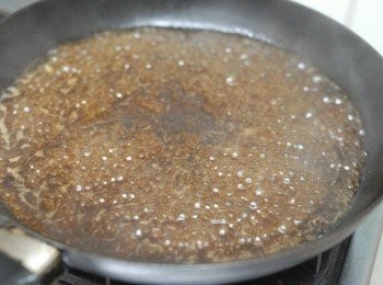 step5: 同一個鑊，下所有<span class="group_2">調味料</span>拌勻，用中小火煮沸，煮至醬汁稠身（如太稠身，加少許水，如水水的，加點粟粉）