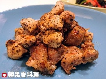 step5: 待肉煎熟後，打開鍋蓋1分鐘（讓酒精揮發），灑上「義大利香料」，再拌抄一下，鮮嫰多汁的義式酒香嫰雞丁就完成囉。