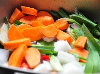 step5: 備鍋熱油後，將紅蘿蔔、蒜段、薑片、辣椒、洋蔥等爆香